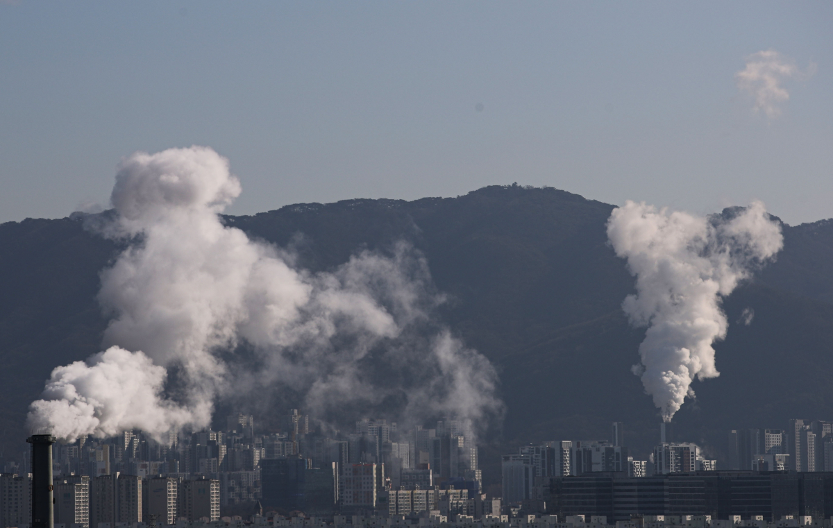 ▲서울 시내 화력발전소 굴뚝에 수증기가 뿜어져 나오고 있다.  (뉴시스)