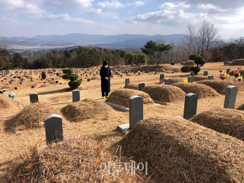 ▲심상정 정의당 대선후보가 16일 오후 고 이한열 열사의 어머니 배은심 여사 묘소를 찾아 참배했다. (사진출처=강은미 정의당 의원 페이스북)