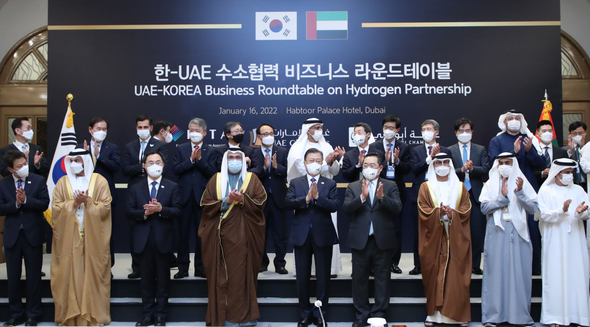 ▲문재인 대통령이 16일(현지시간) 아랍에미리트 두바이 한 호텔에서 열린 한-UAE 수소협력 비즈니스 라운드 테이블에서 구자열 무역협회장, 압둘라 모하메드 알 마즈로이 UAE연방상공회의소 회장 등 참석자들과 기념촬영을 하고 있다. 이날 행사엔 김동섭 한국석유공사 사장, 허용수 GS에너지 사장, 문승욱 산업통상자원부 장관, 구자열 한국무역협회 회장, 압둘라 알 마즈루이 UAE연방상의 회장, 수하일 알 마즈루이 UAE 에너지인프라부 장관 등이 참석했다. (뉴시스)