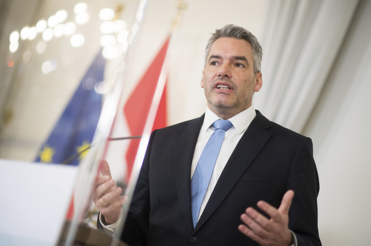 ▲카를 네함머 오스트리아 총리가 16일(현지시간) 수도 빈에서 열린 기자회견에서 코로나19 백신 의무화 법안 초안에 대해 설명하고 있다. 빈/AP뉴시스