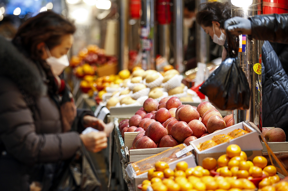 ▲지난 13일 오전 서울 동대문구 청량리청과물시장을 찾은 시민들이 장을 보고 있다.  (뉴시스)