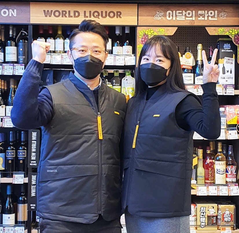 ▲성동구 소재 이마트24 본점에서 모델이 변경된 유니폼 디자인을 소개하고 있다.  (사진제공=이마트24)