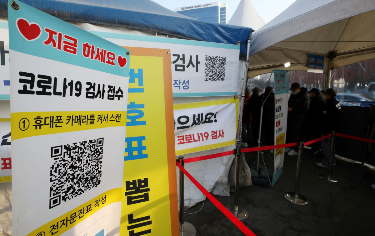 ▲ 코로나19 신규 확진자가 4194명으로 집계된 16일 오전 서울 중구 서울역광장에 마련된 코로나19 중구임시선별검사소에서 시민들이 검사를 받기 위해 줄 서 있다. (뉴시스)