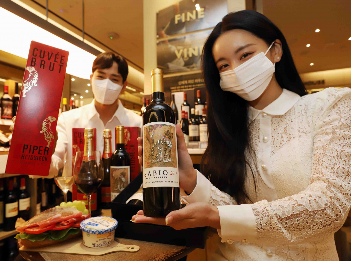 ▲신세계백화점은 호랑이 그림를 이용해 라벨ㆍ포장지를 만든 와인과 샴페인 등을 선보인다. (사진제공=신세계백화점)