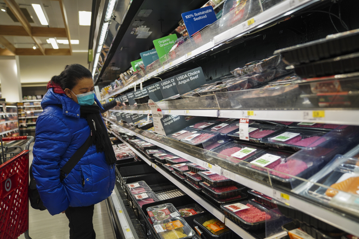 ▲미국 뉴욕 유통체인 타깃의 한 매장에서 12일(현지시간) 소비자가 정육 코너에서 장을 보고 있다. 뉴욕/신화뉴시스
