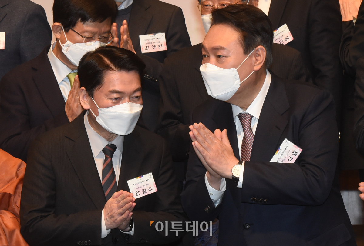 ▲윤석열 국민의힘 대선 후보와 안철수 국민의당 대선 후보가 17일 오후 서울 중구 신라호텔에서 열린 불교리더스포럼 제5기 출범식에서 기념 촬영을 한 뒤 합장하고 있다. (국회사진취재단)