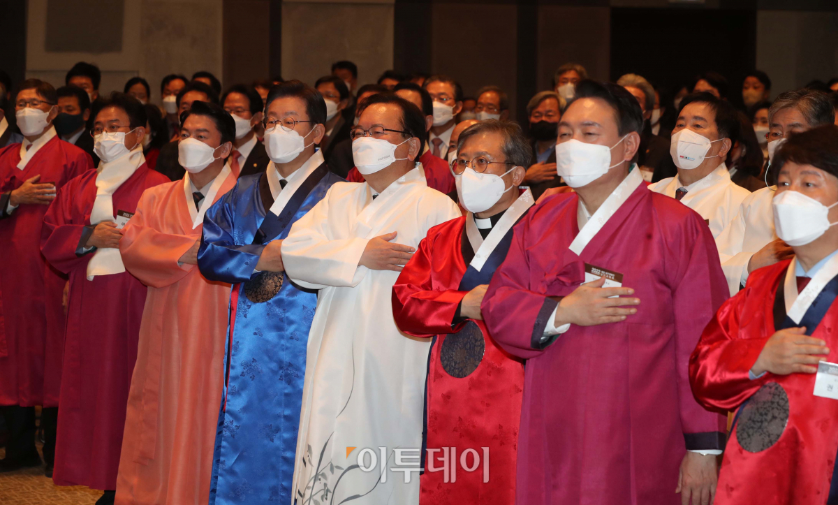 ▲김부겸 국무총리를 비롯한 각 당 대선 후보들이 17일 서울 중구 프레스센터에서 열린 재경 대구경북인 신년교례회에 참석해 국기에 경례하고 있다. 왼쪽 세 번째부터 안철수 국민의당 대선 후보, 이재명 더불어민주당 대선 후보, 김부겸 국무총리, 이상택 매일신문사 대표, 윤석열 국민의힘 대선 후보. (국회사진취재단)