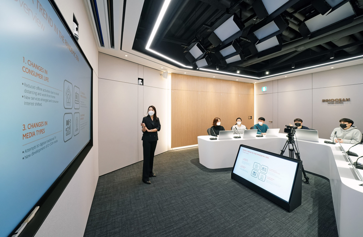 ▲이노션 직원이 ‘스튜디오 V’에서 차별화한 경쟁력을 설명하고 있다.  (사진제공=이노션)