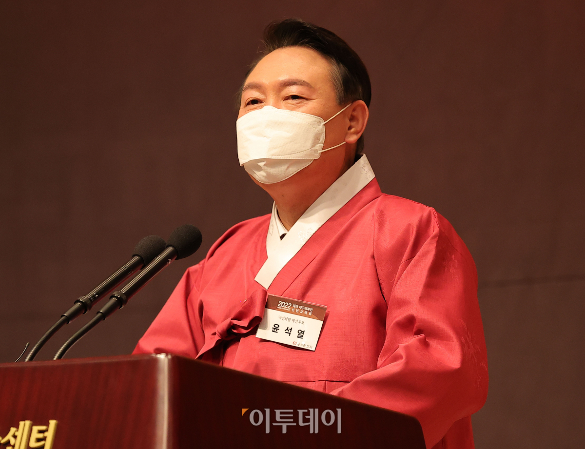 ▲윤석열 국민의힘 대선후보가 17일 서울 중구 프레스센터에서 열린 재경 대구경북인 신년교례회에 참석해 신년사를 하고 있다. (국회사진취재단)