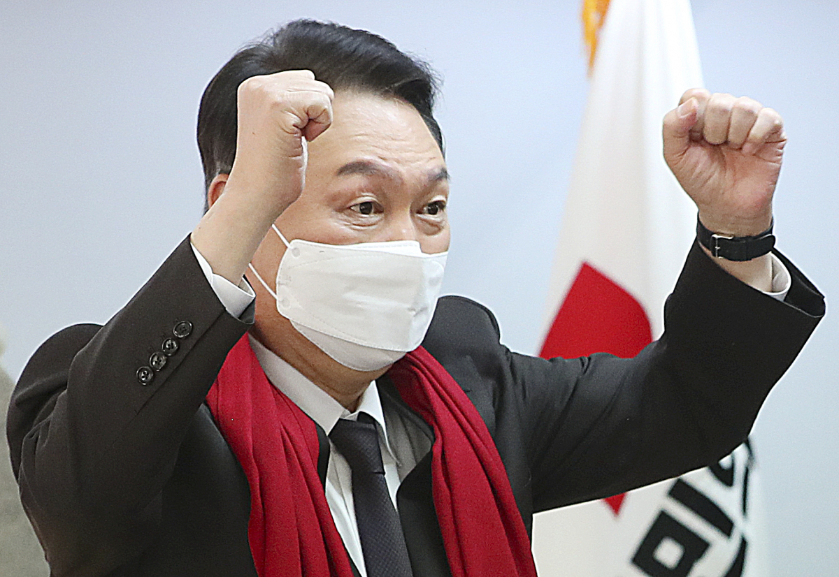 ▲윤석열 국민의힘 대선 후보가 16일 오후 서울 영등포구 대하빌딩에서 열린 국민의힘 여성지방의원 임명장 수여식에서 참석자들의 환호에 화답하고 있다. (국회사진취재단)