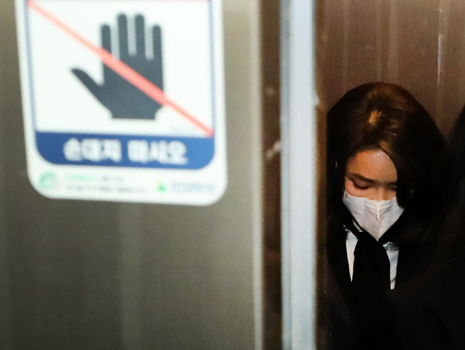 ▲윤석열 국민의힘 대선 후보의 배우자 김건희씨가 지난달 26일 오후 서울 여의도 국민의힘 당사에서 허위경력 의혹 등에 대한 입장문 발표를 마친 뒤 당사를 빠져나가고 있다. 고이란 기자 photoeran@ (이투데이DB)