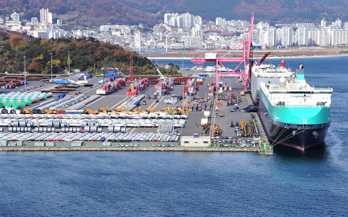 ▲2021년 11월 22일 오전 경남 창원시 마산가포신항에서 선적 및 하역작업이 진행되고 있다. (뉴시스)
