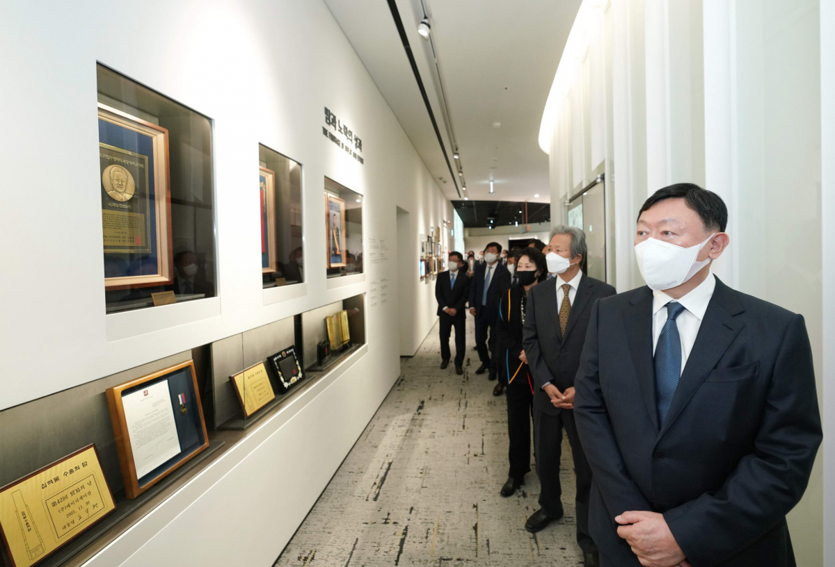 ▲롯데가 작년 11월 창업주인 고 신격호 명예회장의 탄생 100주년을 맞아 서울 잠실 롯데월드타워에 흉상을 설치하고 기념관을 열었다. (사진제공=롯데)