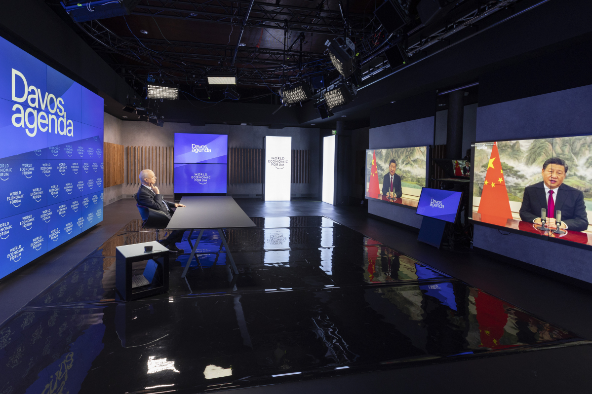 ▲스위스 제네바 인근 콜로니에서 클라우스 슈밥 세계경제포럼(WEF) 회장이 17일(현지시간) 화상을 통해 시진핑 중국 국가주석이 '다보스 어젠다' 특별 연설을 하는 모습을 보고 있다. 콜로니/AP뉴시스