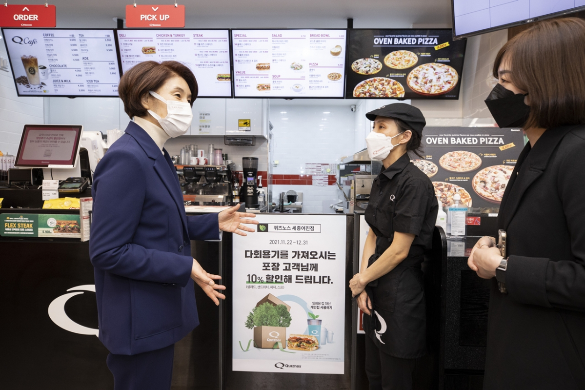 ▲한정애 환경부 장관이 다회용 배달용기를 사용중인 정부세종청사 인근 음식점들을 방문해 업주들을 격려하고 있다.  (뉴시스)