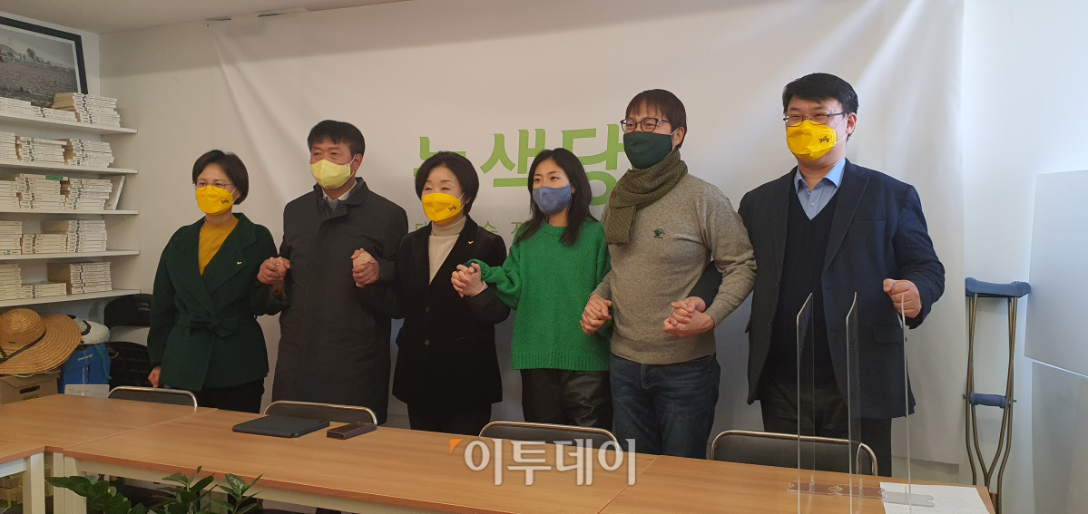 ▲심상정 정의당 대선후보가 18일 서울 종로구 녹색당사를 찾아 녹색당 대표단을 만났다. (유혜림 기자 wiseforest@)