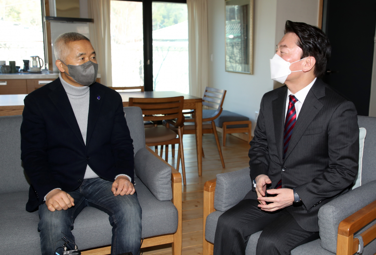 ▲안철수 국민의당 대선 후보가 18일 오후 전남 함평군 대동면에서 최진석 서강대 철학과 명예교수를 만나 대화하고 있다. 안 후보는 이날 예정된 일정을 취소하고 노장 철학의 대가이자 문재인 정부에 대해 비판적 발언을 해 온 최 명예교수를 찾았다. (연합뉴스)