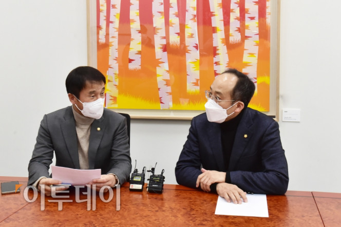 ▲한병도 더불어민주당 원내수석부대표(왼쪽)와 추경호 국민의힘 원내수석부대표가 18일 서울 여의도 국회 본관 241호에서 회동을 하고 있다. 이날 여야 원내수석부대표 회동은 비공개로 진행됐다. 신태현 기자 holjjak@ (이투데이DB)