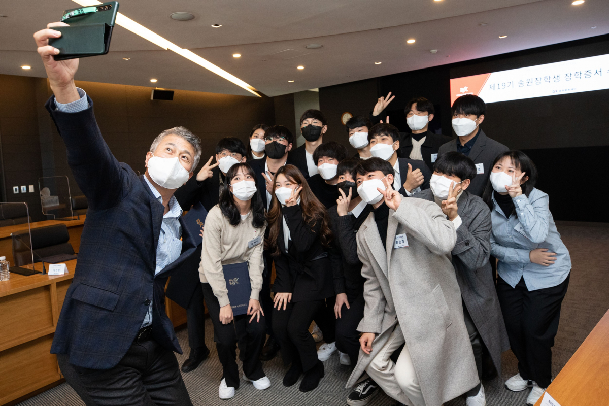 ▲장세욱 송원문화재단 이사장이 19기 송원장학생과 함께 기념사진을 촬영을하고 있다. (제공=동국제강)