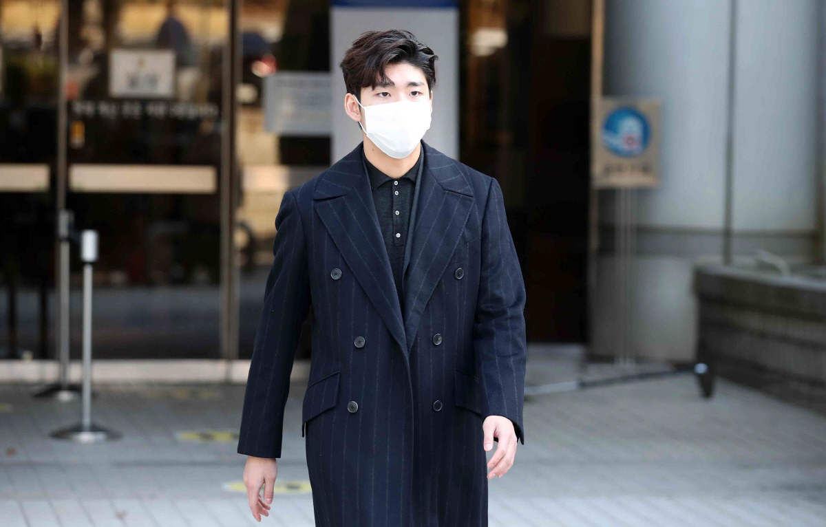 ▲훈련 중 후배 선수를 추행한 혐의로 재판에 넘겨진 임효준 전 쇼트트랙 국가대표가 지난해 11월 27일 오후 서울 서초구 서울중앙지방법원에서 열린 2심 선고공판에서 무죄 선고를 받은 후 법원을 나서고 있다. (뉴시스)
