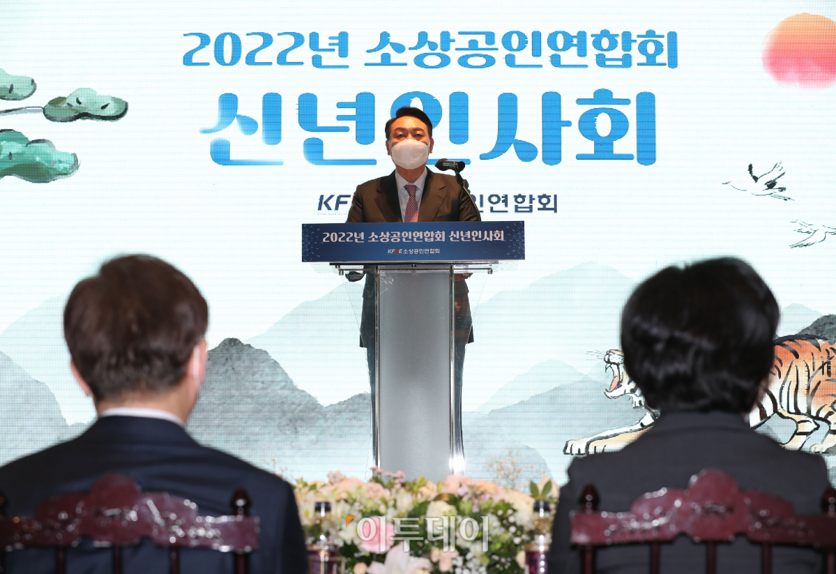 ▲윤석열 국민의힘 대선 후보가 18일 오후 서울 여의도 CCMM빌딩에서 열린 2022년 소상공인연합회 신년인사회에서 소상공인 정책을 밝히고 있다. (국회사진취재단)