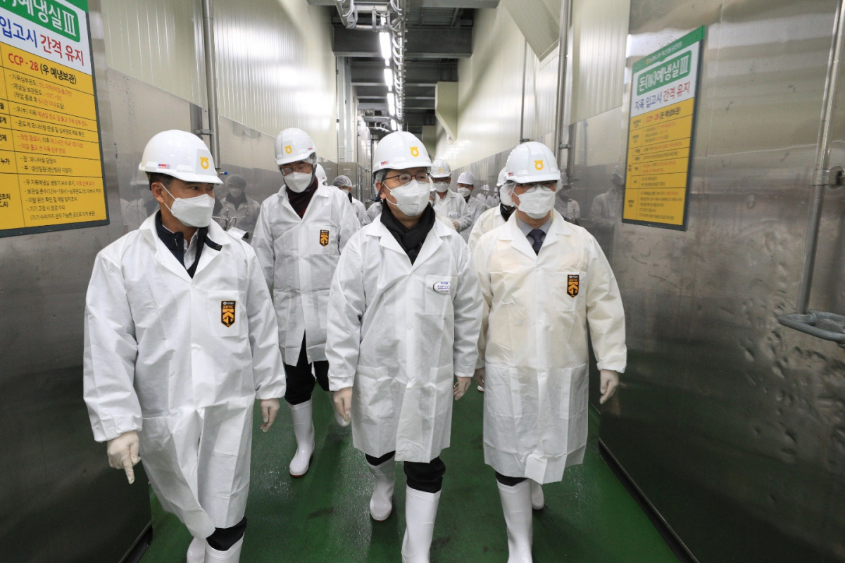 ▲김현수 농림축산식품부 장관(가운데)이 18일 전남 나주 농협 나주축산물공판장(도축장)을 방문해 설 성수기 축산물 가격과 수급 상황을 점검하고 있다.  (사진제공=농림축산식품부)