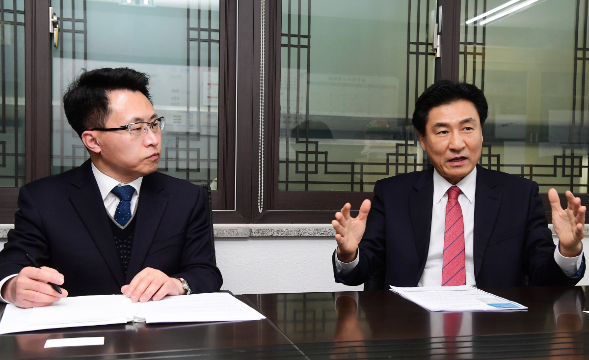 ▲한국금융분석원 노신규(오른쪽) 대표와 김승한 리서치센터장이 18일 서울 동작구 사무실에서 이투데이와 인터뷰를 하고 있다. 고이란 기자 photoeran@