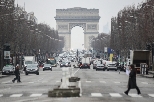 ▲프랑스 파리 에투알 개선문 앞 도로에 16일(현지시간) 차들이 보인다. 파리/EPA연합뉴스
