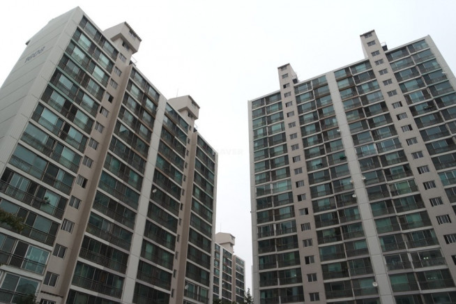 ▲경기 고양시 일산서구 주엽동 '문촌16단지 뉴삼익' 아파트 전경. (네이버 부동산)