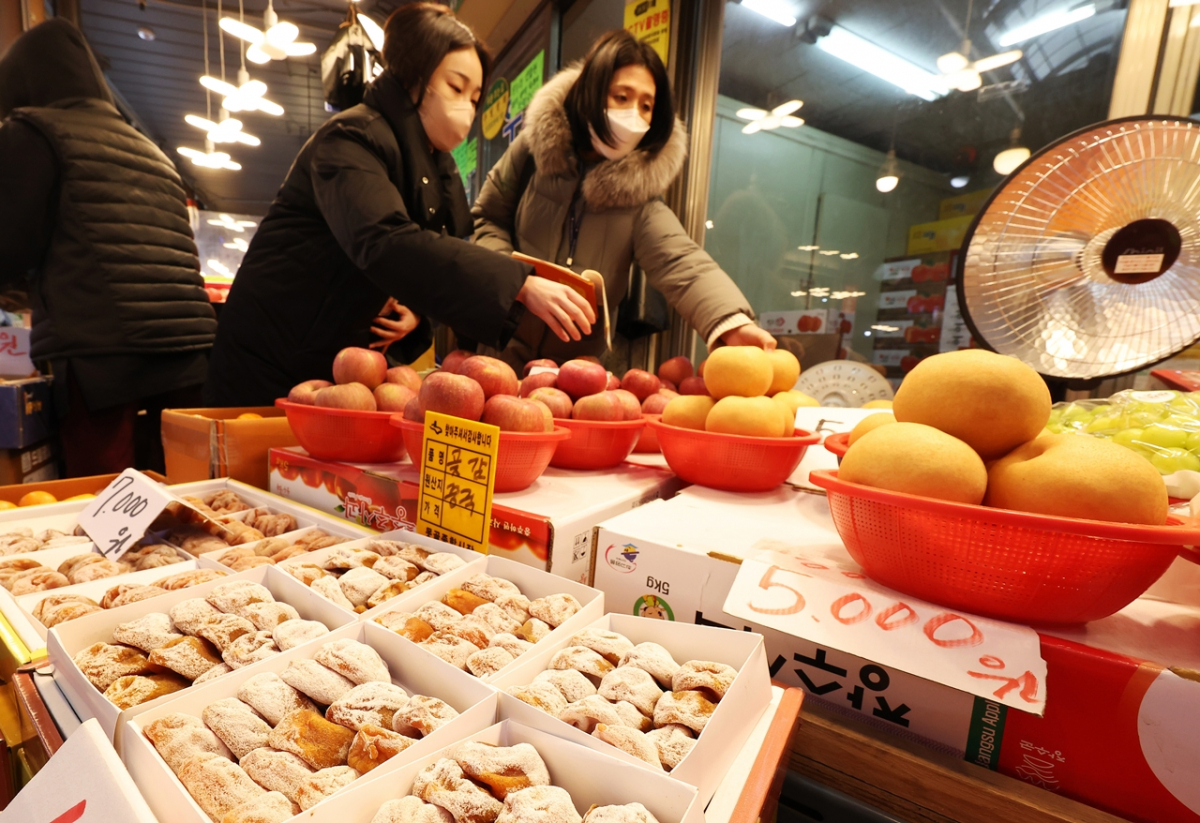 ▲국립농산물품질관리원 수원사무소 원산지기동반 관계자들이 18일 오후 경기도 수원시 팔달구 못골 시장에서 설을 앞두고 원산지 표시 점검을 하고 있다.  (뉴시스)