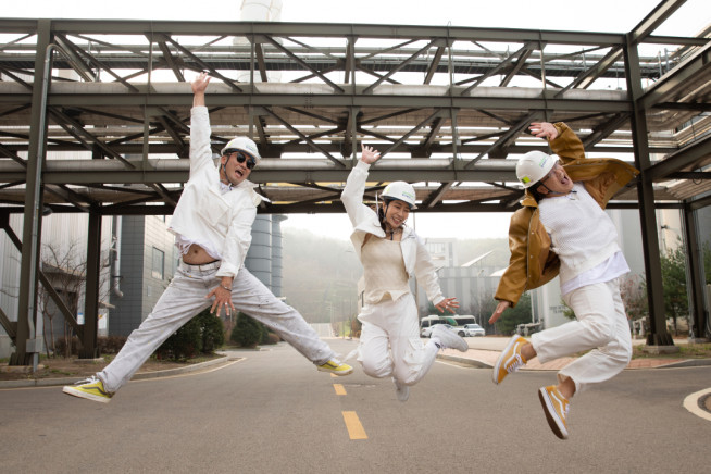 ▲DL그룹 유튜브 '끼부림 US'팀. (왼쪽부터) DL이앤씨 전병국 주택사업본부 차장, DL건설 강혜원 고객만족팀 차장, DL이앤씨 진민재 토목사업본부 차장. (사진제공=DL그룹)