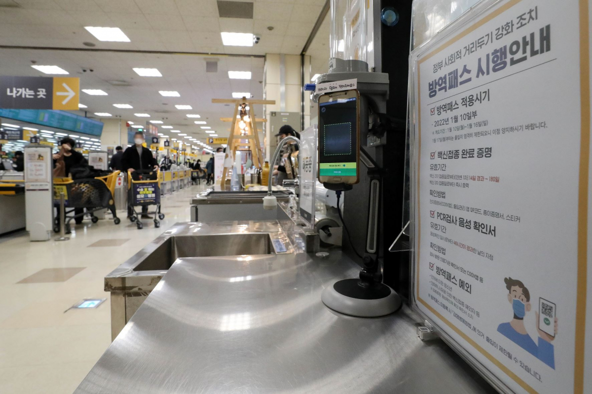 ▲전국 대형마트의 방역패스가 해제된 18일 오후 경기 성남시 한 대형마트 휴게음식점에 방역패스 시행 안내문이 놓여 있다. (뉴시스)