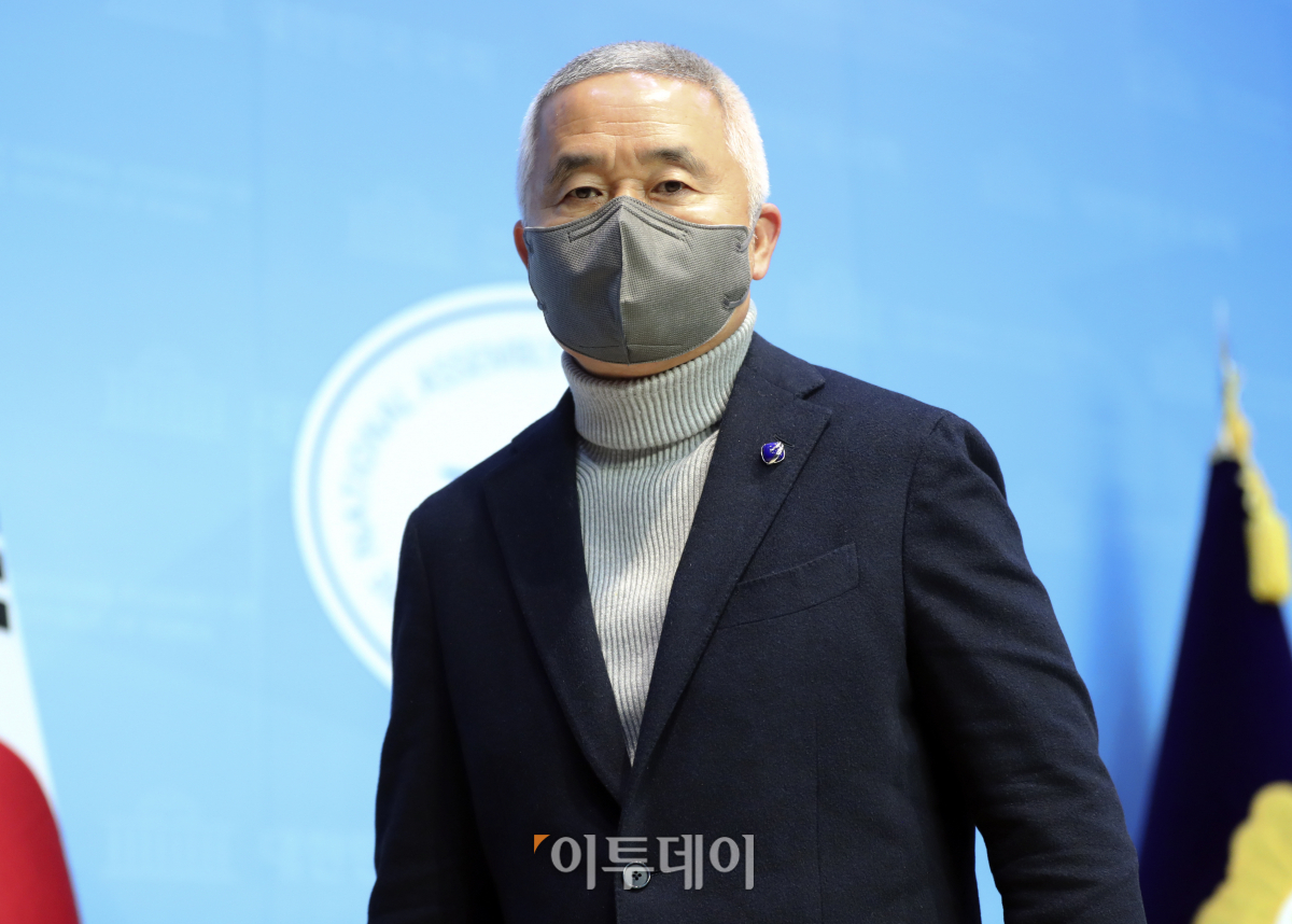 ▲안철수 국민의당 대선 후보의 선대위 상임선거대책위원장으로 합류한 최진석 서강대 철학과 명예교수가 19일 오후 서울 국회 소통관에서 기자회견을 마친 뒤 답변장소로 이동하고 있다. (국회사진취재단)