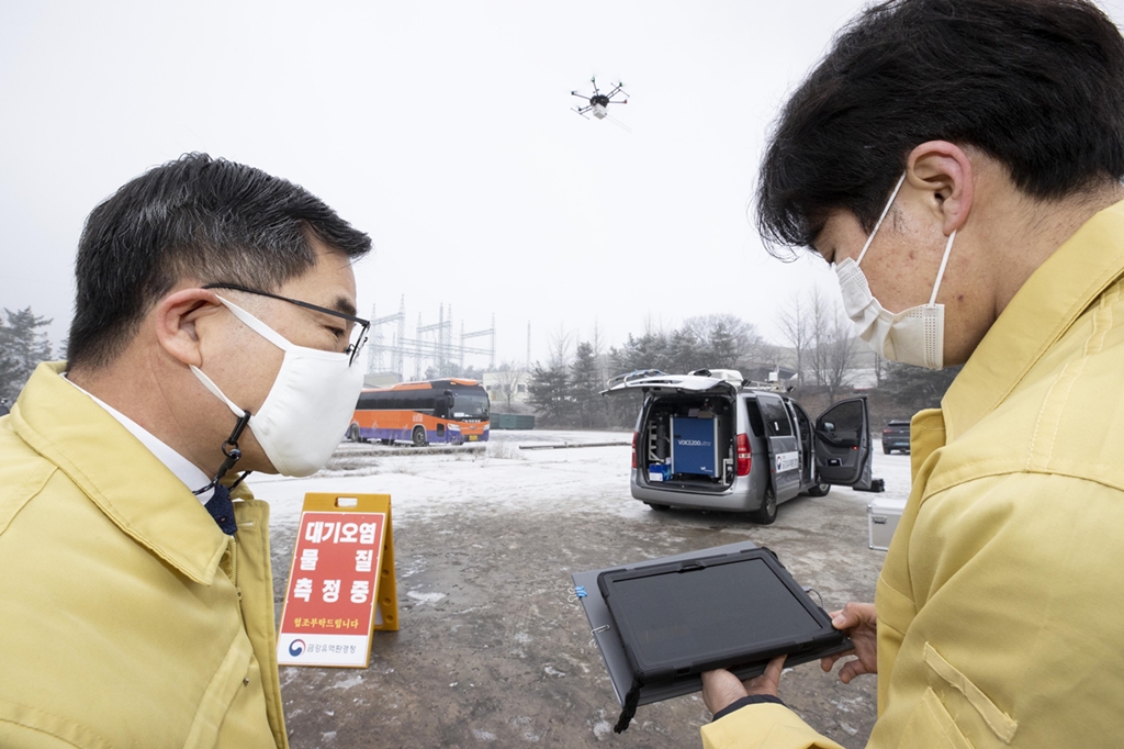 ▲홍정기 환경부 차관이 세종시 부강산업단지에서 이동측정차량, 무인기(드론) 등 첨단감시장비를 활용한 대기배출사업장 단속 현장을 점검하고 있다. (사진제공=환경부)