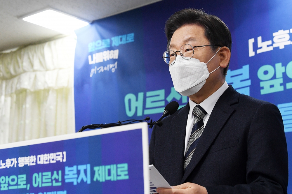 ▲이재명 더불어민주당 대선 후보가 19일 서울 동작구 신대방2동경로당에서 어르신 정책공약 발표를 하고 있다. 국회사진취재단  (이투데이DB)