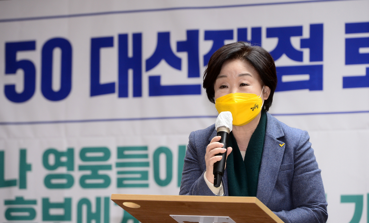 ▲심상정 정의당 대선 후보가 19일 서울 영등포구 전국보건의료산업노동조합 생명홀에서 열린 '코로나 영웅들의 질문에 답한다' 보건의료정책 토론회에 참석해 인사말을 하고 있다. 이날 현장에는 심상정 후보와 김재연 진보당 대선후보만 참석했다.  (국회사진기자단)