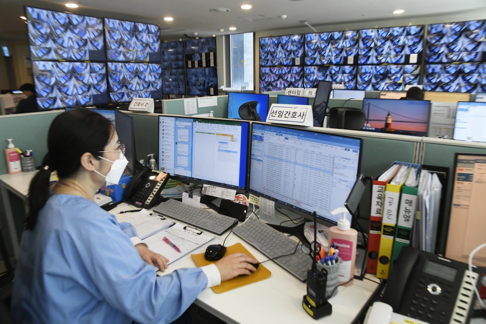 ▲17일 코로나19 먹는 치료제 처방을 받고 있는 동호생활치료센터에서 의료진들이 환자들을 모니터 하고 있다. 고이란 기자 photoeran@ (이투데이DB)