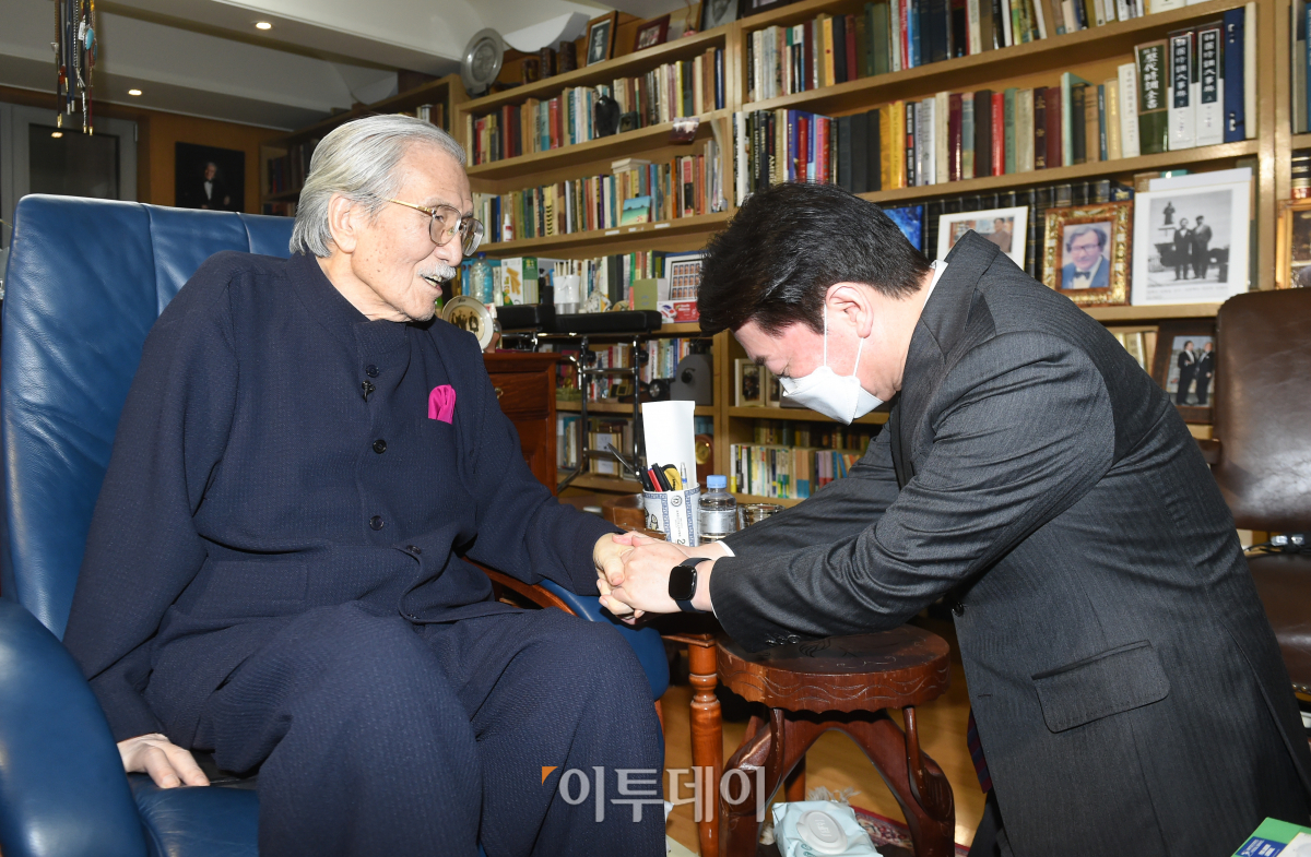 ▲안철수 국민의당 대선 후보가 20일 오전 서울 서대문구 김동길 연세대 명예교수 자택을 방문해 새해 인사를 하고 있다. (국회사진취재단)