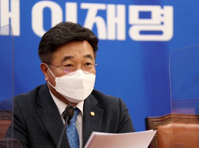 ▲<YONHAP PHOTO-2988> 더불어민주당 정책조정회의    (서울=연합뉴스) 이정훈 기자 = 더불어민주당 윤호중 원내대표가 20일 오전 국회에서 열린 정책조정회의에서 발언하고 있다. 2022.1.20 [국회사진기자단]    uwg806@yna.co.kr/2022-01-20 10:00:21/<저작권자 ⓒ 1980-2022 ㈜연합뉴스. 무단 전재 재배포 금지.>