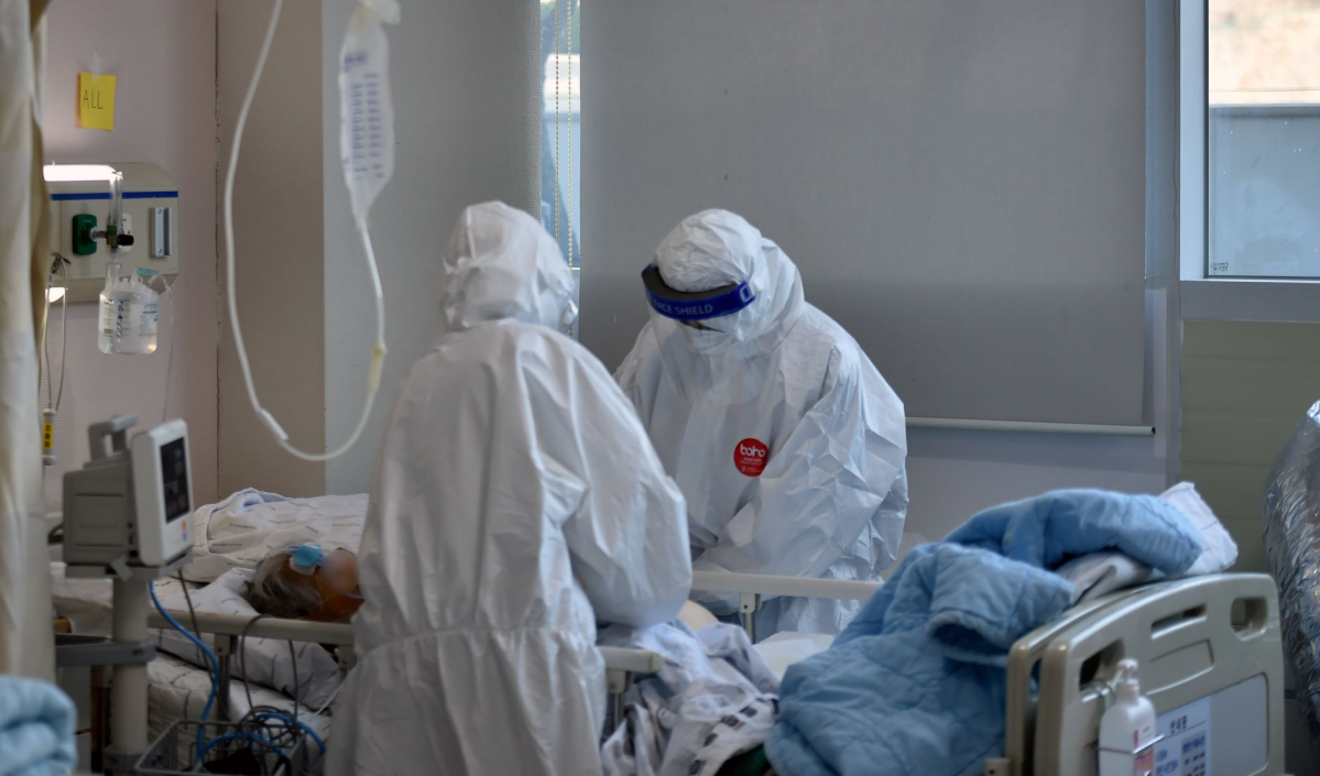 ▲국내 첫 코로나19 확진자 발생 2년을 하루 앞둔 19일 대구 북구 칠곡경북대학교병원 코로나19 치료 병동에서 간호사들이 확진자를 돌보고 있다. (뉴시스)