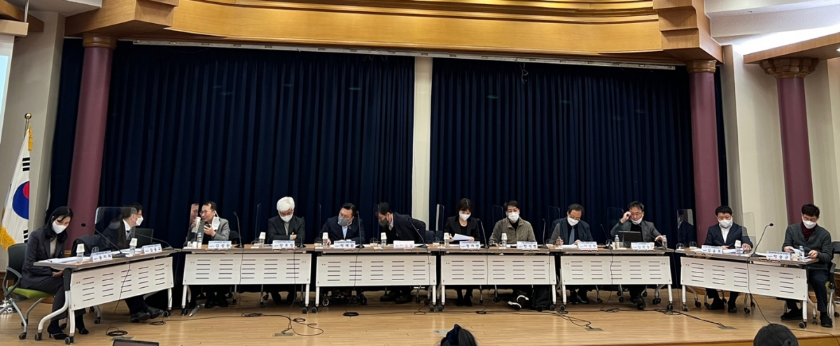 ▲양정숙 의원이 19일 국회의원회관에서 개최한 5G 이동통신 주파수 추가 할당 정책 간담회에서 송지희 서울시립대 교수(왼쪽부터),  김용규 한양대 교수, 김성환 아주대 교수, 방효창 두원공과대 교수, 박태완 과기정통부 주파수정책과장, 이성엽 고려대 교수, 정지연 한국소비자연맹 사무총장, 한석현 서울YMCA 실장, 이상헌 SK텔레콤 정책혁신실장, 김광동 KT 정책협력담당, 김윤호 LG유플러스 공정경쟁담당, 박승근 한국전자통신연구원(ETRI) 본부장이 토론하고 있다.  (사진제공=과학기술정보통신부 기자단)