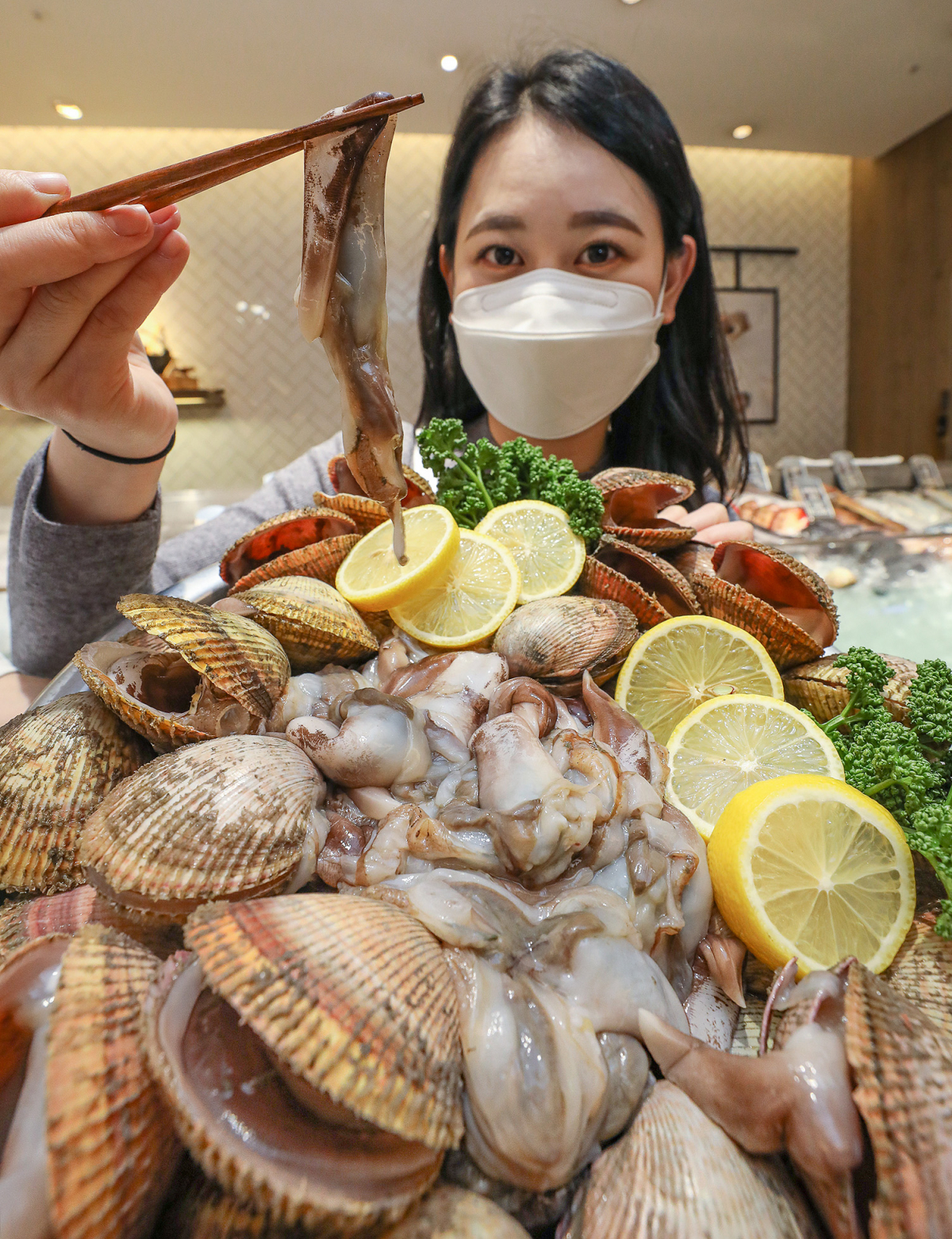 ▲20일 오전 현대백화점 무역센터점 지하 1층 식품관에서 직원이 ‘새조개 살’을 소개하고 있다. (사진제공=현대백화점)