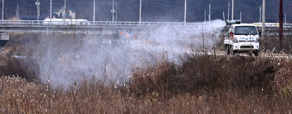 ▲경기도 이천시 복하천 인근 철새도래지에서 이천축협 관계자가 조류인플루엔자 차단을 위한 방역을 하고 있다.  (뉴시스)