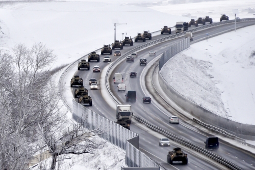 ▲러시아 무장 차량들이 18일(현지시간) 크림반도 고속도로를 달리고 있다. 크림반도/AP연합뉴스
