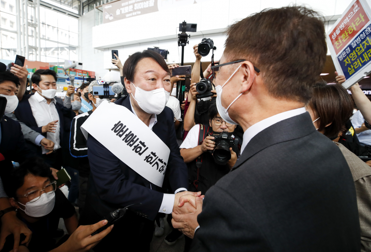 ▲윤석열 국민의힘 대선 후보와 최재형 전 감사원장이 지난해 9월 19일 오전 서울 중구 서울역 대합실에서 인사를 나누고 있다. (뉴시스)