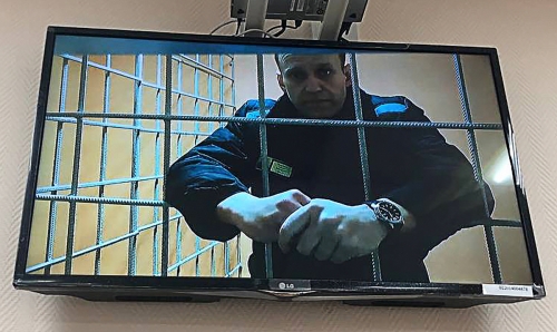 ▲알렉세이 나발니가 17일(현지시간) 페투시키 지방 법원 심리 동안 화면에 잡혔다. 페투시키/타스연합뉴스
