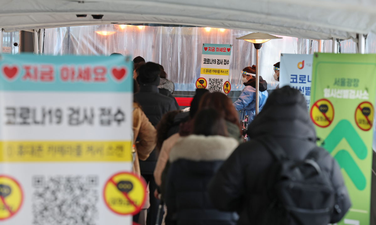 ▲신종 코로나바이러스 감염증 신규 확진자 수가 6603명을 기록한 20일 오전 서울시청 앞 코로나19 임시선별진료소를 찾은 시민들이 검사를 위해 줄을 서 있다. (연합뉴스)