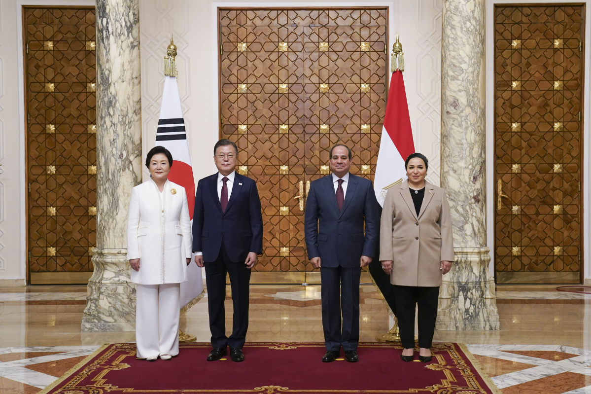 ▲문재인 대통령 내외와 압델 파타 엘시시 이집트 대통령 내외가 20일(현지시간) 이집트 카이로 대통령궁에서 한-이집트 단독 정상회담에 앞서 기념촬영을 하고 있다. (연합뉴스)