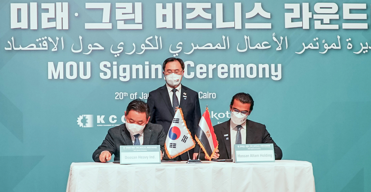 ▲이집트 카이로에서 개최된 해수담수화 프로젝트 협력에 대한 양해각서(MOU) 체결식에서 관계자들이 서명 후 기념 촬영을 하고 있다. (사진제공=두산중공업)