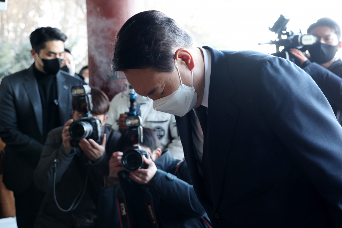 ▲윤석열 국민의힘 대선 후보가 21일 오전 충남 천안시 동남구 유관순 열사 기념관을 참배하고 있다. (연합뉴스)